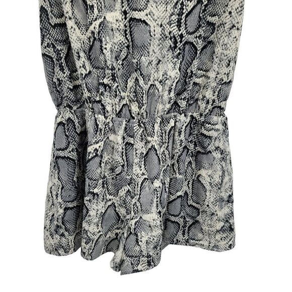 Blue Blush‎ Shorts Romper M Gray Snake Print Keyhole Open Back Sleeveless Baddie - Picture 6 of 13